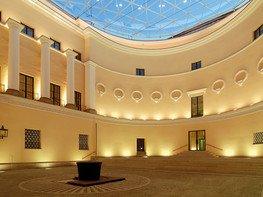 <p>Die konsequente und hochwertige Umsetzung der Lichtinstallation sorgt dafür, dass das Foyer des ODEON-Theaters auf wunderbare Weise wandlungsfähig ist, ohne seinen ursprünglichen Charakter zu verlieren. Die Architektur des Gebäudes bleibt in seiner Schönheit erhalten.</p>
