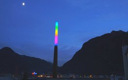 <p>Licht weckt Emotionen, kann aber auch kommunizieren. Ein beeindruckendes Beispiel hierfür ist der Leuchtturm Bürs in Vorarlberg. Auf den ersten Blick eine Landmarke, die mit dynamischem Licht den Betrachter fasziniert. Wer Morsezeichen versteht, sieht mehr!</p>

<p> </p>

<p><a href="http://lichtundmediensysteme.de/de/lighting-systems/referenzen/leuchtturm-buers" target="_blank"><u>mehr...</u></a></p>
